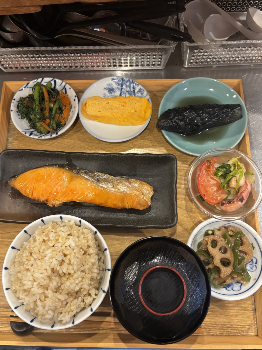 焼き魚と小鉢を合わせた定食