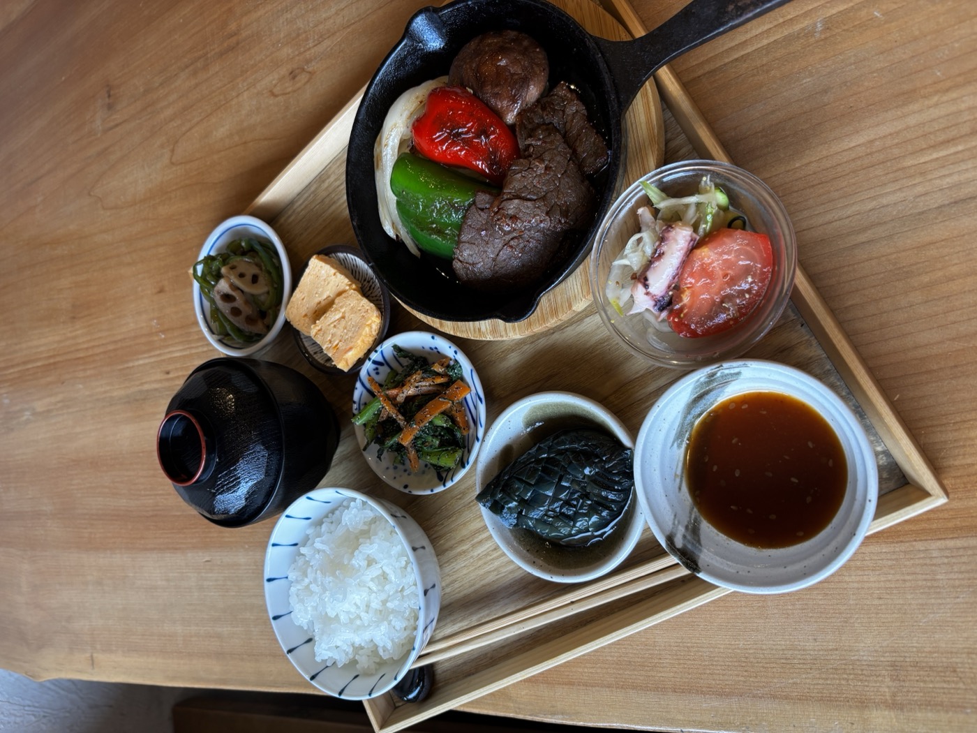 鉄鍋の主菜と小鉢を合わせた定食